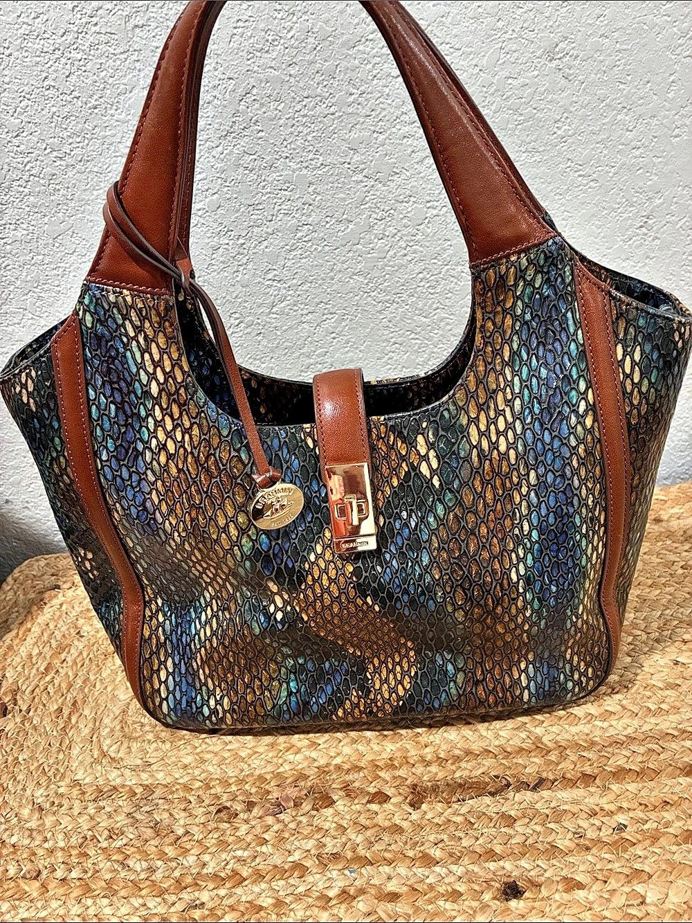 Brahmin Multicolor Animal Print shoulder it doesn't bring a strap. Its like new